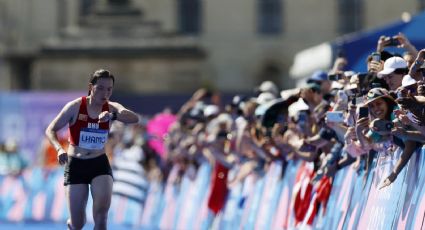 Corredora de Bután llega última del maratón con más de 90 minutos de retraso, pero arriba a la meta gracias al aliento de la gente