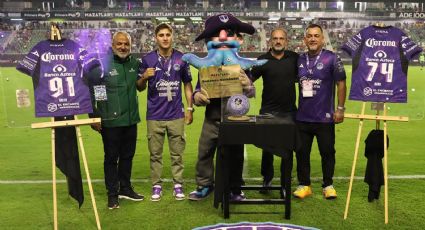 ¡Les dio suerte! El medallista Marco Verde recibe un homenaje por parte del Mazatlán FC en el duelo ante el Pachuca