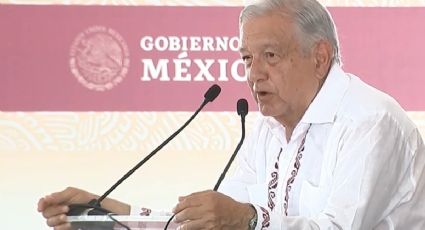 "Certificados de adversarios": AMLO amaga con entregar "reconocimientos" a periodistas y críticos de su gobierno