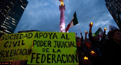 Trabajadores del Poder Judicial iluminan el Ángel de la Independencia "para que la justicia no muera"