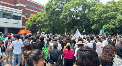 Estudiantes de Derecho de la UNAM protestan en defensa del PJF al grito de “¡si el pueblo se informa, no pasa la reforma!”