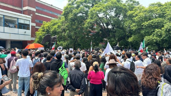 Estudiantes de Derecho de la UNAM protestan en defensa del PJF al grito de “¡si el pueblo se informa, no pasa la reforma!”