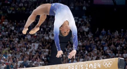 ¡Sorpresa! Simone Biles sufre caída en la barra de equilibrio y queda fuera del podio en París 2024