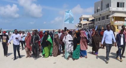 Cientos de personas protestan en Somalia tras el atentado perpetrado por un grupo yihadista que dejó 39 fallecidos y 246 heridos