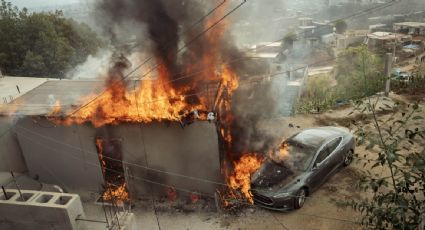 Tesla conectado a un "diablito" en un poste se incendia en calles de Tijuana