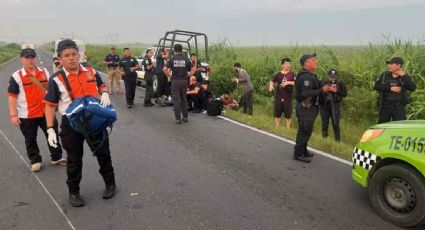 Camioneta de turismo vuelca en Coatzacoalcos con 25 migrantes a bordo; hay 12 lesionados