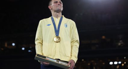 El boxeador Oleksandr Khyzhniak llora con el himno de Ucrania tras darle el oro a su país, azotado por la guerra