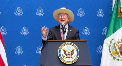 “Vivimos un tiempo donde la democracia tiembla”, asegura el embajador Ken Salazar