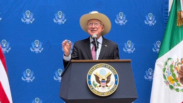 “Vivimos un tiempo donde la democracia tiembla”, asegura el embajador Ken Salazar