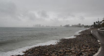 "lleana" genera oleaje elevado y lluvias intensas al acercarse a las costas de Baja California Sur