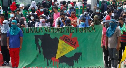 Estudiantes de Ayotzinapa incendian vehículos en el Congreso de Guerrero a 13 días del aniversario de los 43 desaparecidos