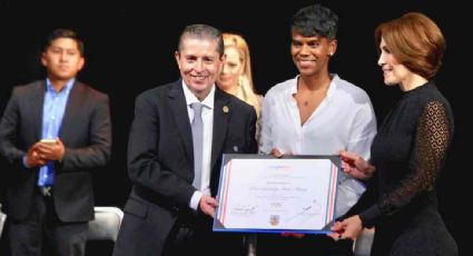 Giovani Gutiérrez Aguilar entrega un reconocimiento a Prisca Awiti Alcaraz, medallista olímpica de París 2024