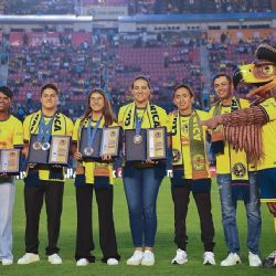 Medallistas mexicanos en París 2024 reciben reconocimiento del América en el Clásico ante Chivas