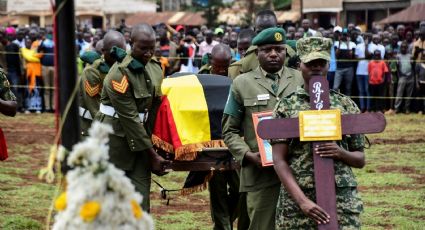 La atleta olímpica Rebecca Cheptegei, asesinada con fuego por su novio, es despedida con honores militares en su funeral