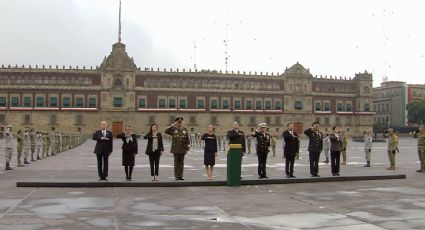 AMLO encabeza el izamiento de la bandera en el Zócalo en memoria de las víctimas de los sismos del 19 de septiembre de 1985 y 2017