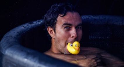 Red Bull difunde divertida foto de Checo Pérez bañándose con un patito de plástico previo al GP de Singapur