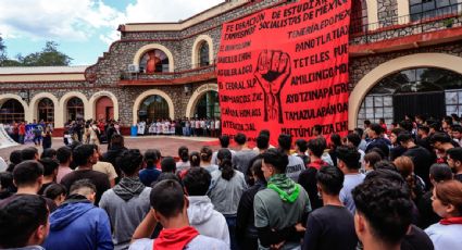 Ayotzinapa grita contra la represión a 10 años de lucha: normalistas acusan a AMLO de traicionar a las familias