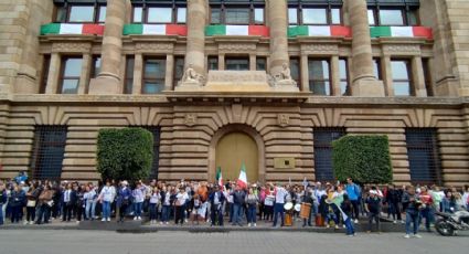 Trabajadores del Poder Judicial se manifiestan en las afueras del Banco de México