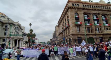 Manifestantes exigen al Banco de México vigilar el destino de los fideicomisos del Poder Judicial