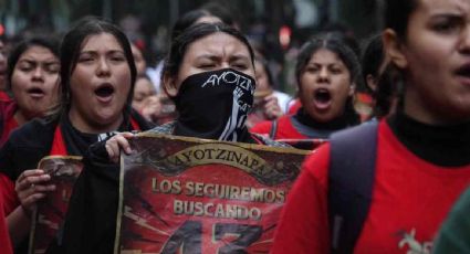 Marcha por los 43 de Ayotzinapa: recriminan a AMLO por la falta de avances en el caso; gobierno les cierra el paso al Zócalo con bloques de piedra