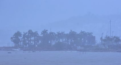 "John" vuelve a ser tormenta tropical y permanece frente a Michoacán con fuertes lluvias