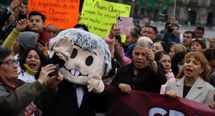 Decenas de personas se congregan en Palacio Nacional para despedir a AMLO