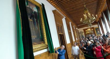 AMLO devela su retrato oficial en Palacio Nacional: "El cuadro está lleno de simbolismos"