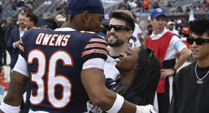 Simone Biles le da buena suerte a su esposo Jonathan Owens, jugador de los Bears, en el triunfo ante los Rams