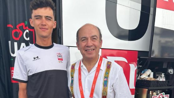 Felipe Calderón presume encuentro con el ciclista mexicano Isaac del Toro en la Vuelta a España: “¡Mucha fibra, compa!”