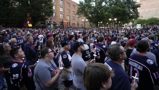 Los hermanos Gaudreau, jugadores de hockey que murieron trágicamente, reciben adiós de aficionados y compañeros de Blue Jackets de la NHL