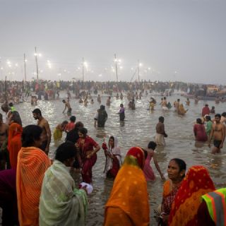 Arranca el festival hindú con una oleada de peregrinos que llegan a los ríos del Ganges y Yamuna