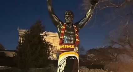 La estatua de ‘Rocky’ en Filadelfia aparece vestida con los colores de los Commanders antes de su visita a los Eagles