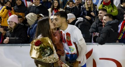 Jugador del Barbastro le propone matrimonio a su novia en el estadio tras la goleada recibida ante el Barcelona