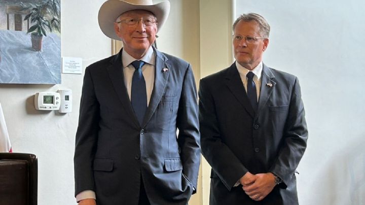 Ken Salazar se despide e insiste en que en México sí se produce fentanilo