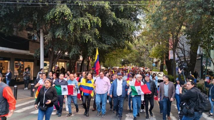 Más de 400 manifestantes en CDMX exigen la renuncia de Maduro frente a embajada de Venezuela