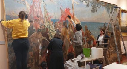 Activistas lanzan pintura roja contra un cuadro de Colón en el Museo Naval de Madrid
