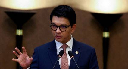 Presidente de Madagascar huye del país en un avión militar francés tras acuerdo con Macron: medios