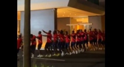 Aficionados de Panamá llevan 'serenata' a jugadores de Surinam para no dejarlos dormir, pero estos salen de su hotel y se ponen a bailar