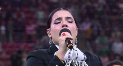 Revancha en su tierra: Camila Fernández, hija del 'Potrillo', interpreta sin sobresaltos el Himno Nacional en el México-Ecuador, luego de equivocarse en pelea del ‘Canelo’