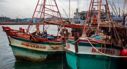 Explota un buque con aceite de palma crudo en Indonesia; hay 10 muertos y 21 heridos