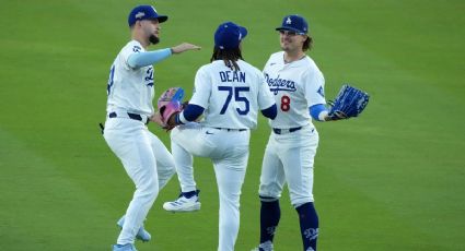 ¡Se ponen a un juego de volver a la Serie Mundial! Los Dodgers se llevan el tercer duelo al hilo sobre los Brewers en el Campeonato de la Liga Nacional
