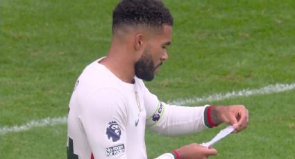 Se hace viral la forma en la que los jugadores del Chelsea se reparten un papelito con indicaciones detalladas desde la banca