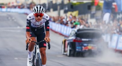 ¡Imparable! El ciclista mexicano Isaac del Toro gana las carreras de exhibición en Andorra y La Nucía, donde compitió ante un auto de rally