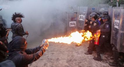 Grupo de 350 encapuchados doblega a la SSC durante marcha del 2 de Octubre