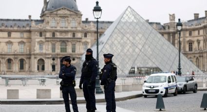"Es como de película", dicen con sorpresa turistas mexicanos frustrados por el cierre del Louvre