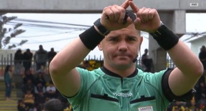 Árbitros del futbol de Chile 'acuden al VAR' en pleno partido y lanzan campaña para prevenir el cáncer de mama