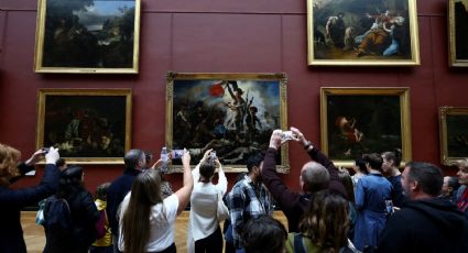 El Museo del Louvre abre tres días después del robo de ocho joyas; Macron pide más medidas de seguridad