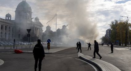 Tiroteo en Serbia: hombre dispara contra simpatizante del presidente afuera del Parlamento y provoca un incendio