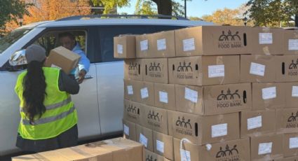 Por falta de pagos, trabajadores federales de EU hacen largas filas en banco de alimentos