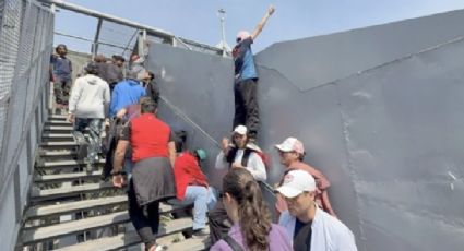 Aficionados se las ingenian para seguir el GP de México desde un puente con todo y láminas: ”Es el VIP de los pobres”